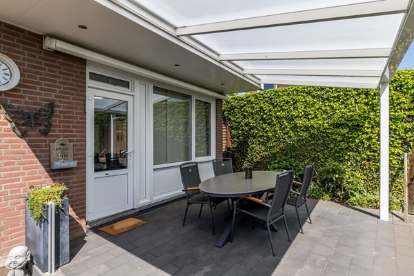 Foto - Te koop: Ruime gemoderniseerde instapklare hoekwoning met veel woonoppervlakte en tuin in de wijk Pronsebroek te Heerlen
